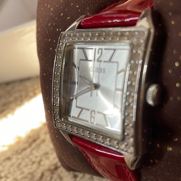 Beautiful guess square face watch with interchangeable bands. - Picture 3 of 3